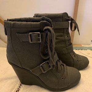 Simply Vera  dark green boots,  size 8.5